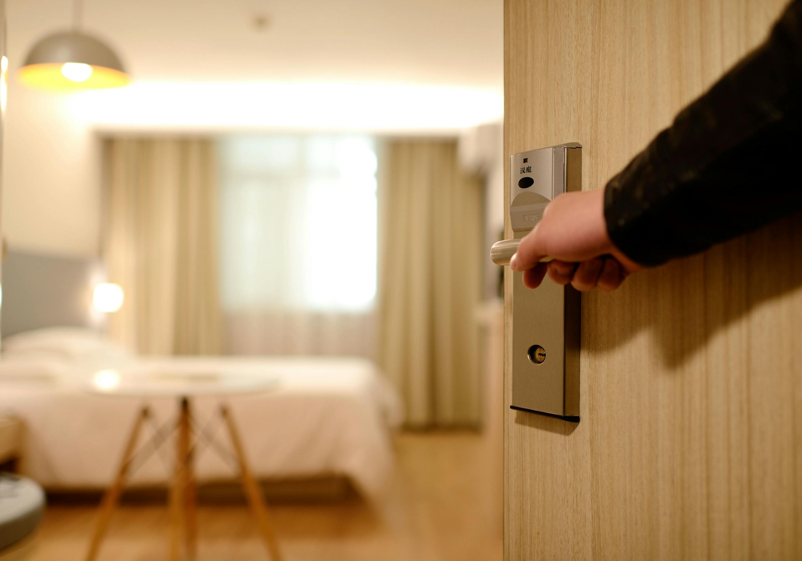 10 Items You Can Take from a Hotel Room for Free