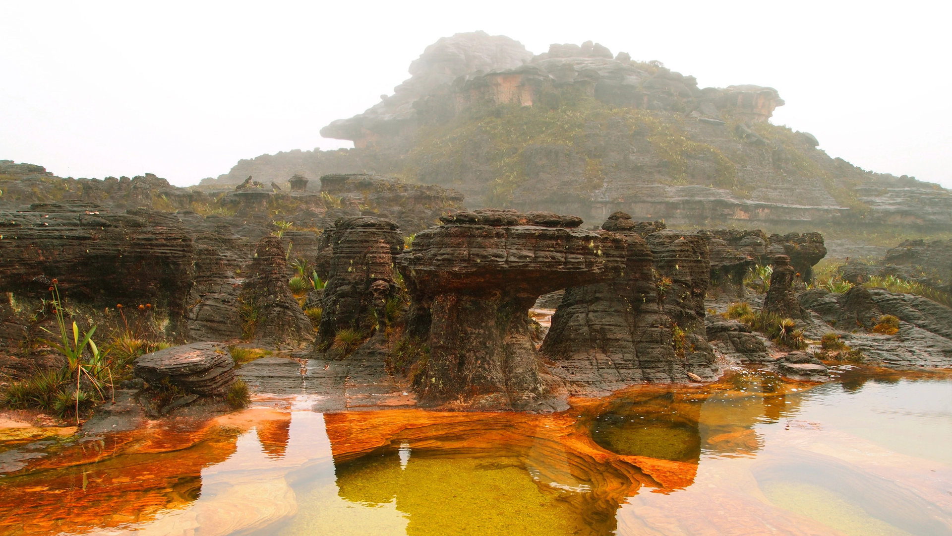 12 Breathtaking Natural Wonders Around the World and How to Visit Them