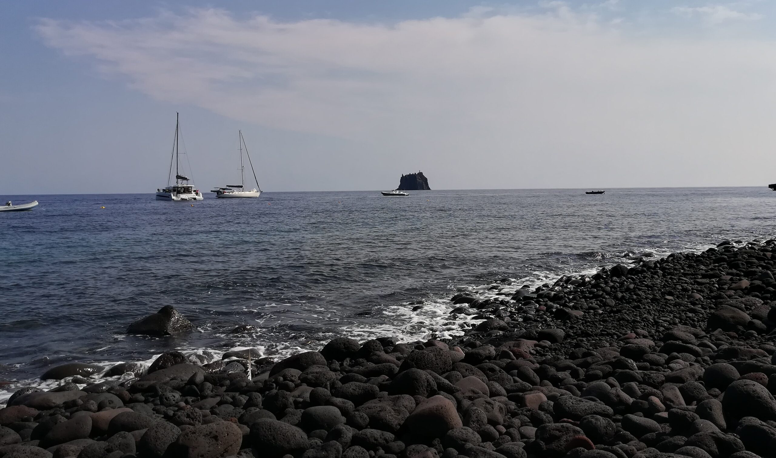 Spiaggia del Ficogrande, la più frequentata dell’isola, è composta da ciottoli vulcanici e sabbia nera, bagnata da un mare di un azzurro intenso.