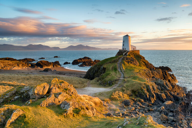 19 Lighthouses That Sit in Jaw-Dropping Locations Around The World