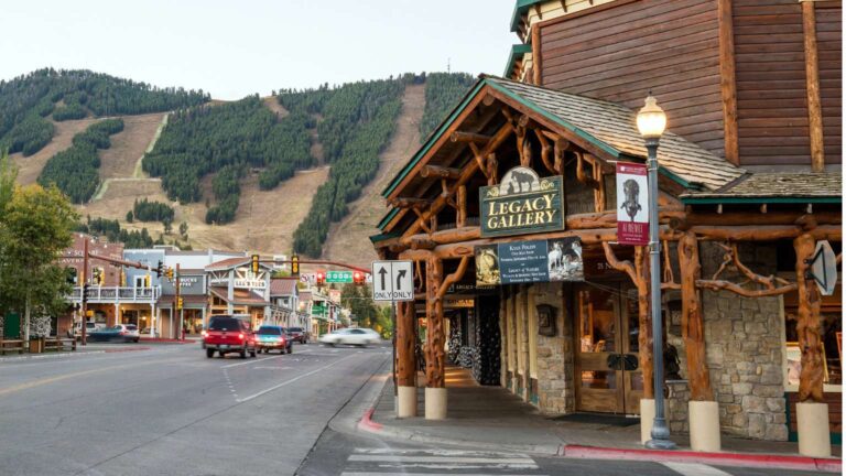 10 States Americans Are Flocking To and 10 They’re Fleeing In Record Numbers