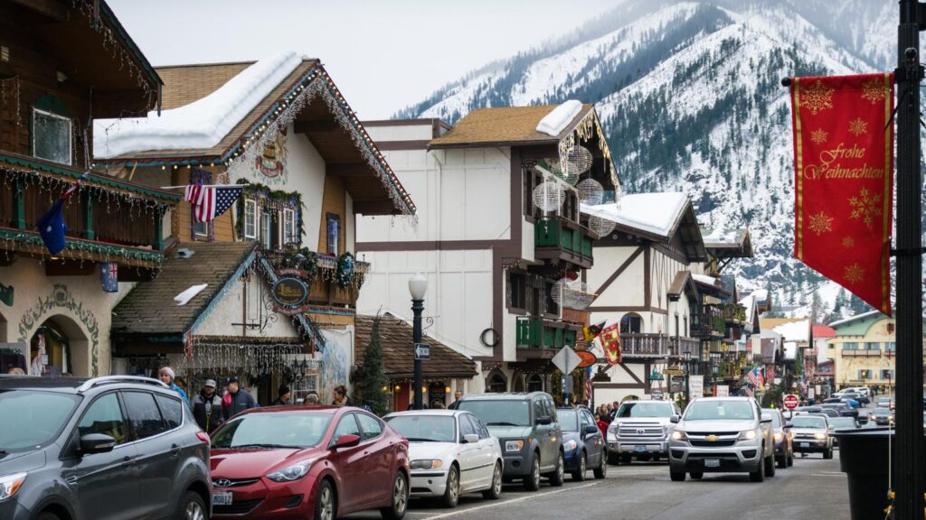 downotwn levanworth cars snow buildings