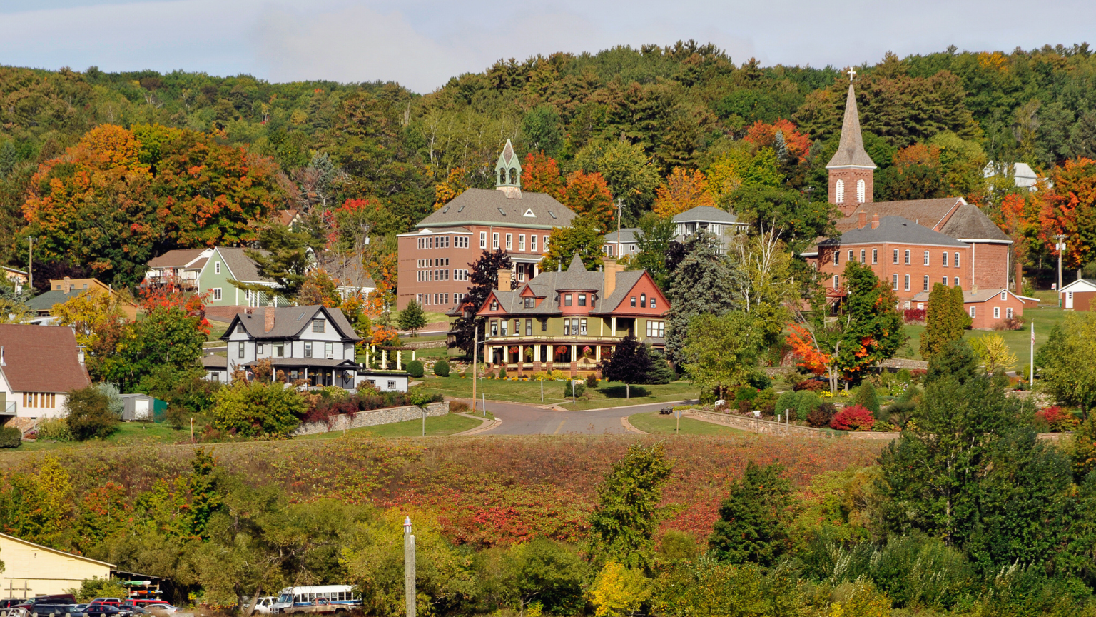 16 Fall Towns With Foliage Walks From Your Hotel Door