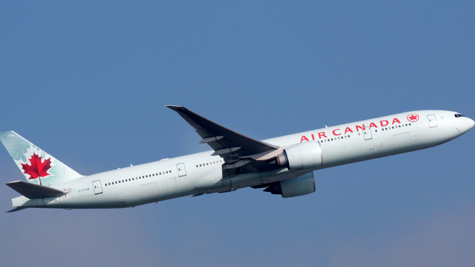 The Only North American Airline Pouring Free Drinks in Economy—Plus This Week’s Air Travel Turbulence