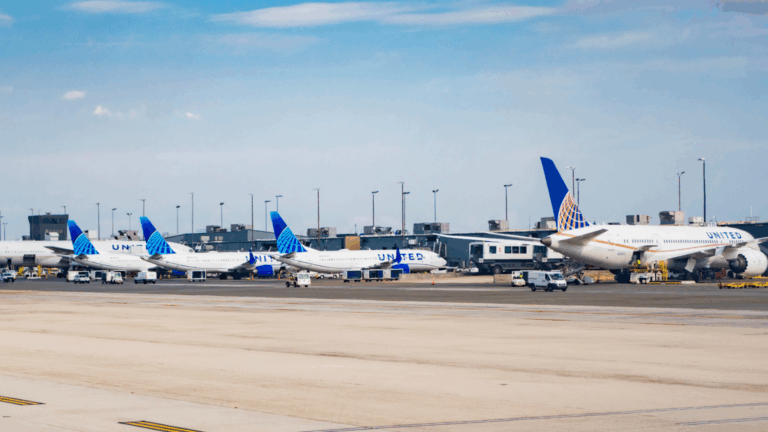 Two United Jets Bump on LaGuardia Taxiway Amid Wind and Shutdown Turmoil