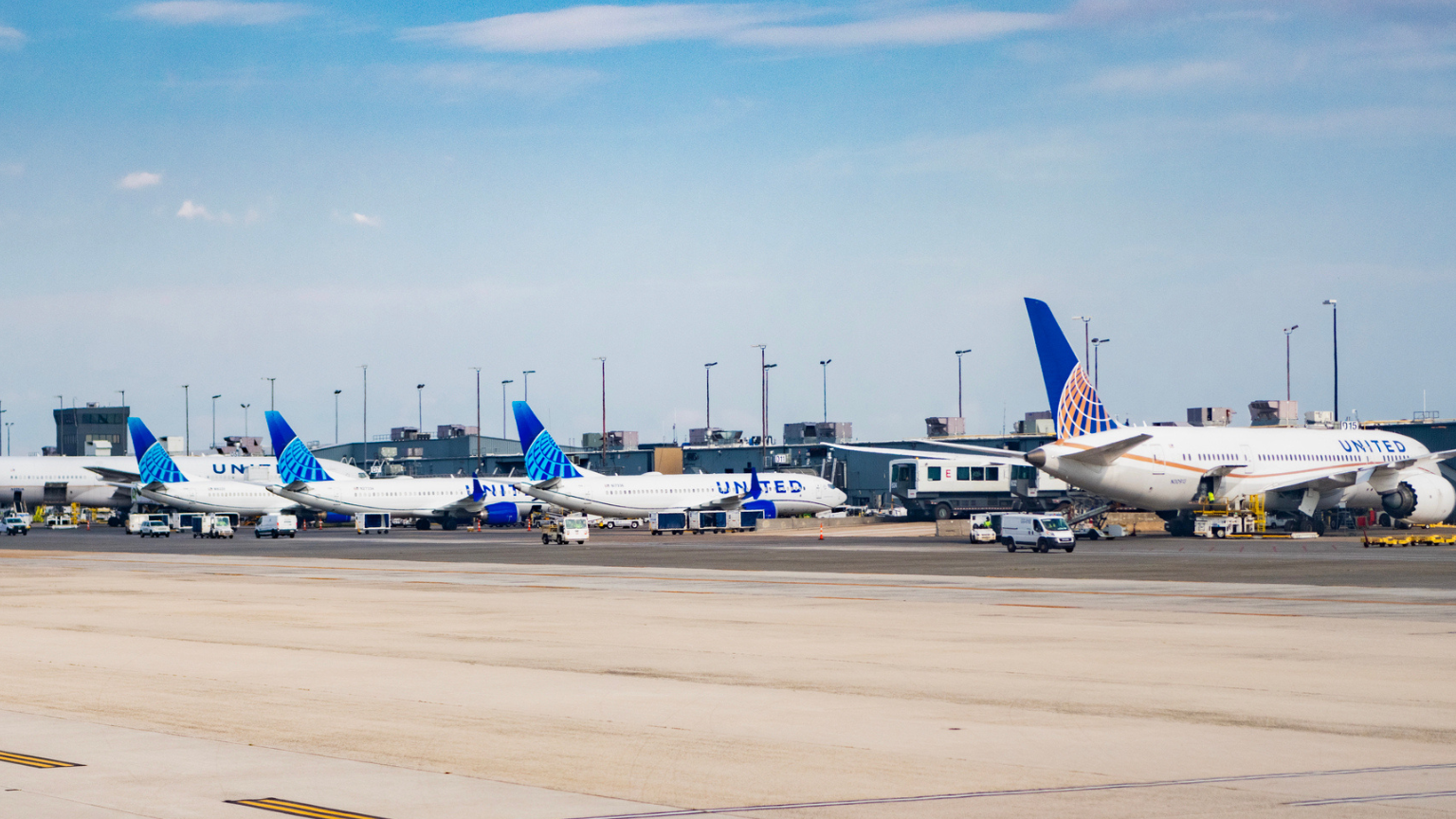 Two United Jets Bump on LaGuardia Taxiway Amid Wind and Shutdown Turmoil
