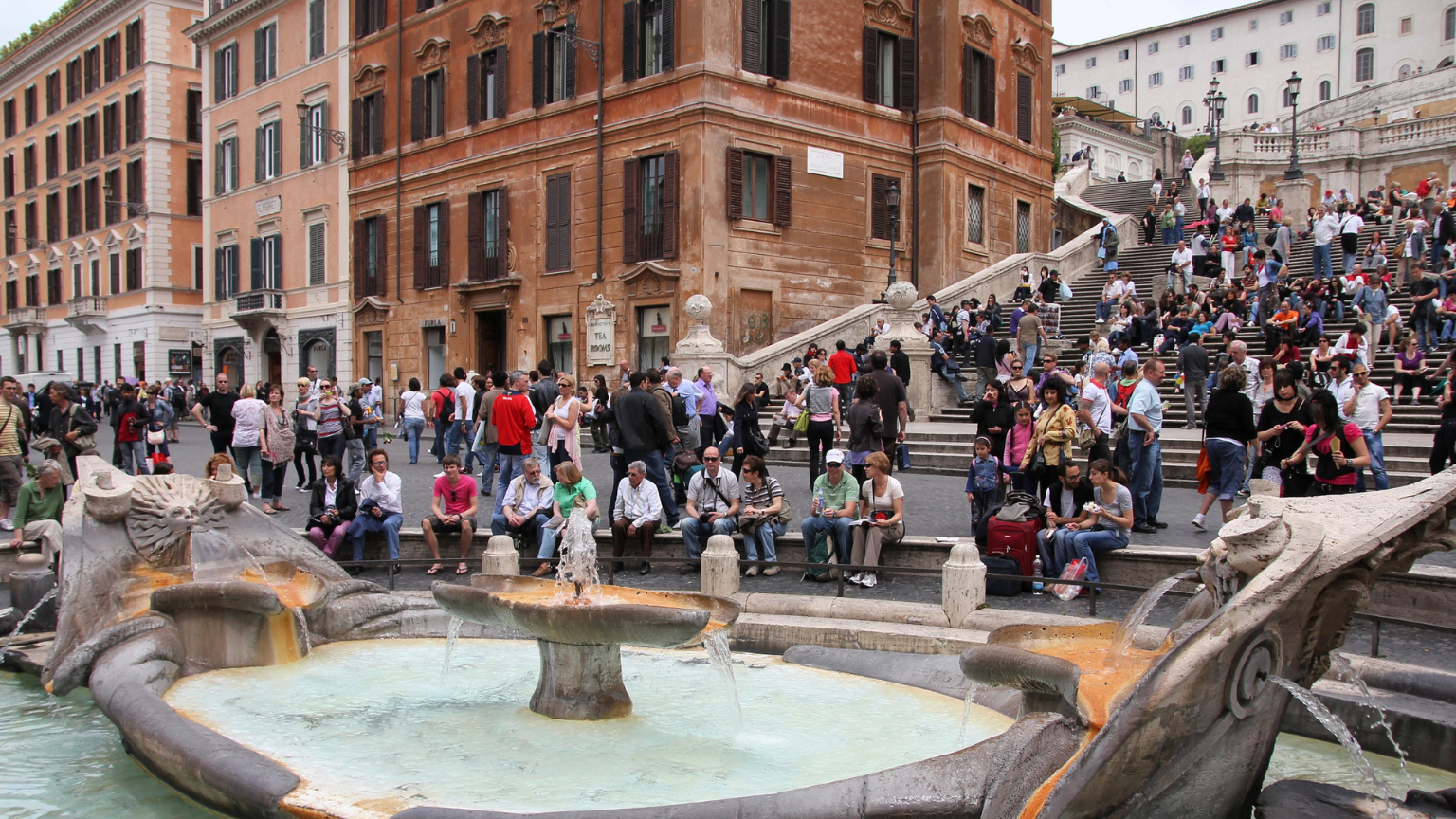 The 20 Dirtiest Tourist Traps People Still Can’t Resist