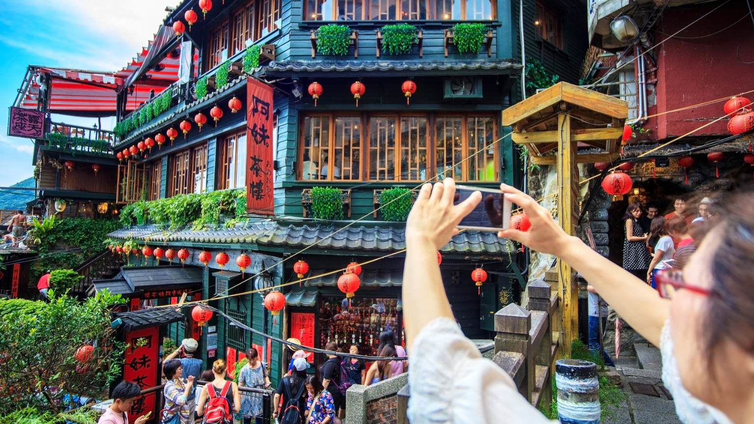 16 Friendly Cities Known for Kindness to Visitors