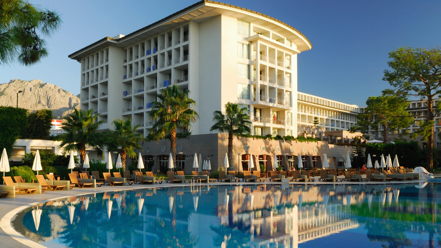 20 Reasons Travelers Are Ditching Airbnb and Going Back to Hotels